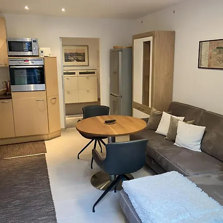 Apartment In Familienhaus Mit Garten, Terrasse, Carport Mit E-ladestation, Suedost