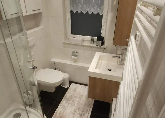 Monarchenhuegel In Seenaehe, Garten, Terrasse, Carport Mit Wallbox Lägenhet Leipzig